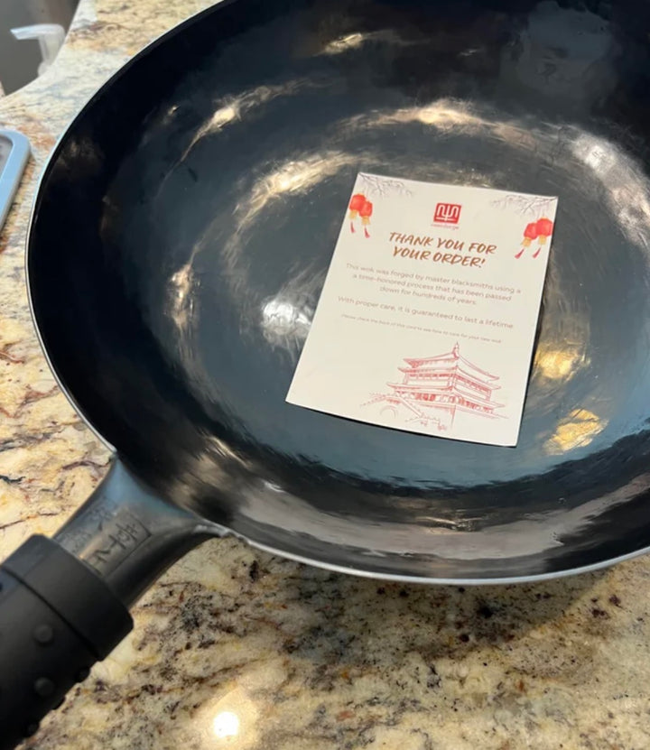 Wok pan, traditional hand hammered wok made of carbon steel with a handle of wood and steel Chinese woks (round bottom) 1.8mm thick wok with lid,32cm